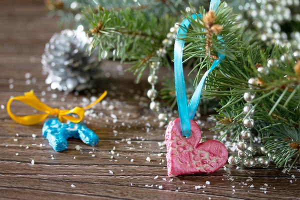 Ветки елки и рождественские игрушки из соленого теста — стоковое фото