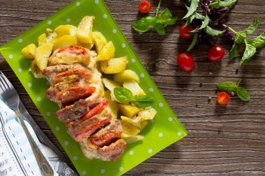 Peynir ve domates ile bir woode üzerinde fırında patates pişmiş et