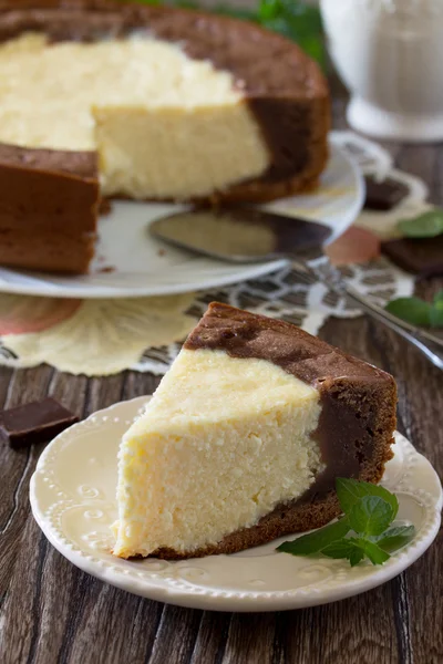 Torta con crema di formaggio e cioccolato torta di formaggio su un tavolo in un — Foto Stock