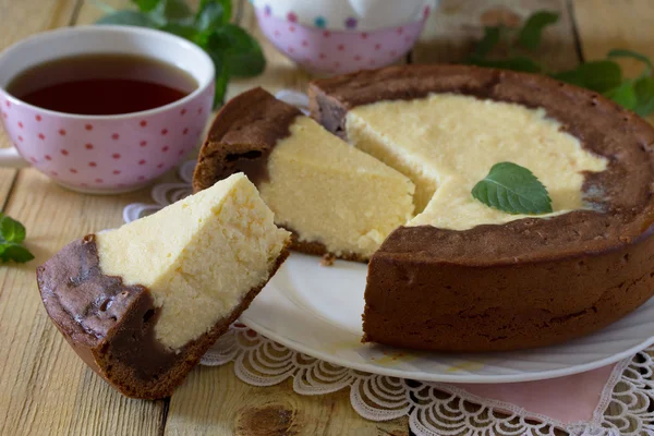 Ciasto z serem i czekoladą sernik na drewnianym stole. — Zdjęcie stockowe