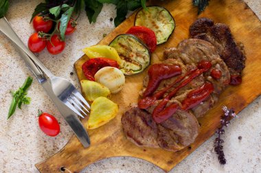 Sığır eti veya domuz eti ızgara sonbahar sebze ve sos ile kızartma: moral