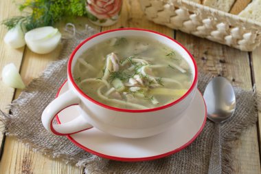 Rustik bir St ahşap bir masa üzerinde ev yapımı tavuk ve makarna çorbası