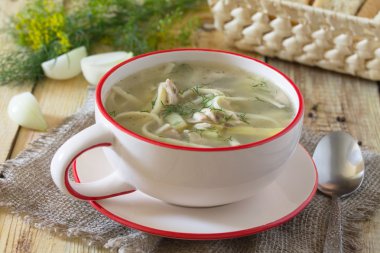 Rustik bir St ahşap bir masa üzerinde ev yapımı tavuk ve makarna çorbası