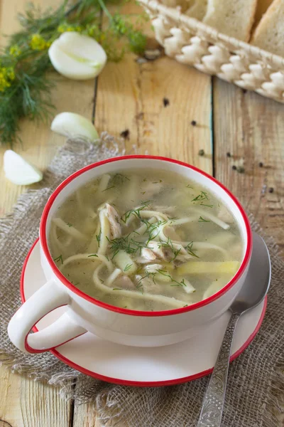 Sopa casera de pollo y pasta en una mesa de madera en un st rústico —  Fotos de Stock