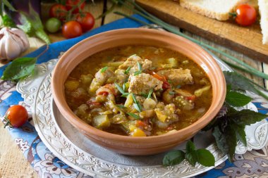 Buglama Gürcü. Et ve sebze ile geleneksel sıcak yahni