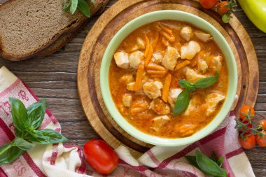 Geleneksel sıcak güveç etli ahşap arka plan. O