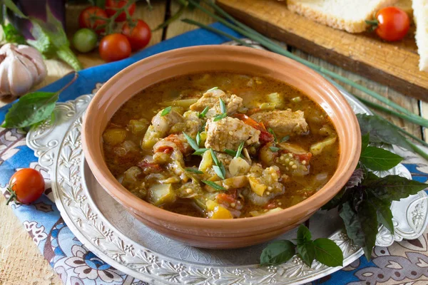 Buglama Gürcü. Et ve sebze ile geleneksel sıcak yahni