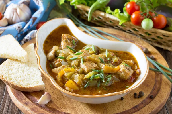 Et ve sebze (eggpla ile geleneksel Gürcü sıcak yahni