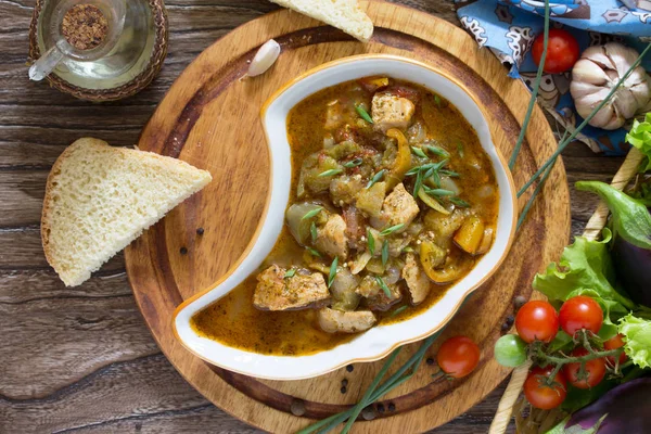 Et ve sebze (eggpla ile geleneksel Gürcü sıcak yahni