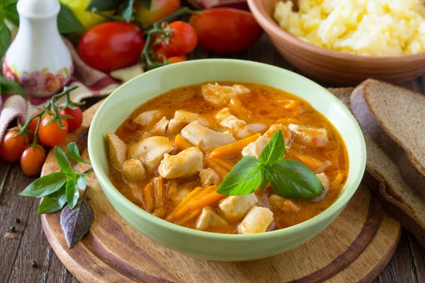 Geleneksel sıcak güveç etli ahşap arka plan. O