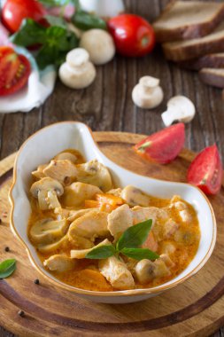 Geleneksel sıcak yahni eti ve mantar (tavuk, mushroo ile