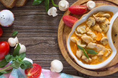 Geleneksel sıcak yahni eti ve mantar ile. Sağlıklı gıda conce