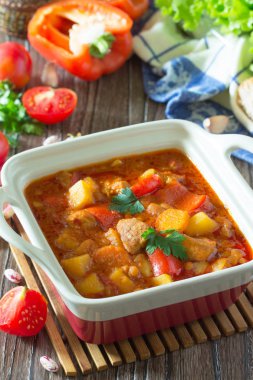 Macar gulaş. Et, kırmızı biber ile geleneksel sıcak yahni ve