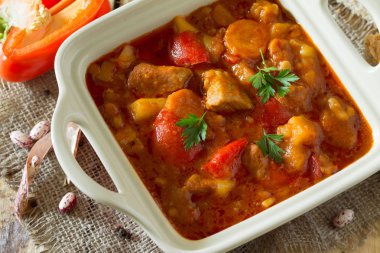 Geleneksel sıcak yahni eti, kırmızı biber ve fasulye, demlenmiş t