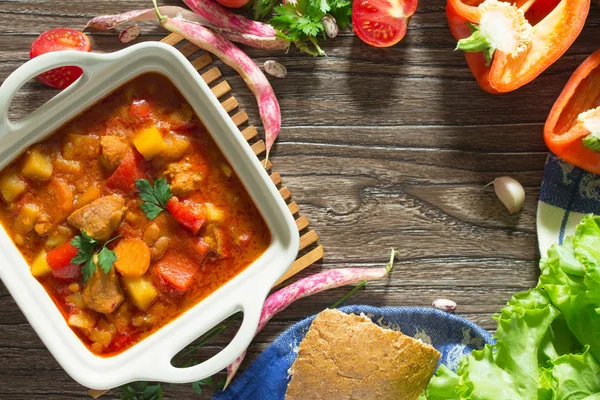 匈牙利的浓汤。传统热蔬菜炖肉与肉、 辣椒和 — 图库照片