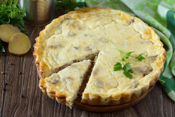 Klasyczny quiche Lorraine pie z ziemniaków, mięsa i serów w — Zdjęcie stockowe