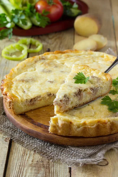Классический пирог Лотарингия с картошкой, мясом и сыром — стоковое фото