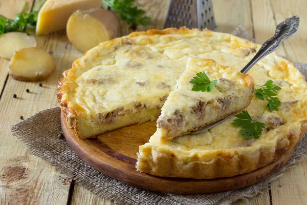 Классический пирог Лотарингия с картошкой, мясом и сыром — стоковое фото