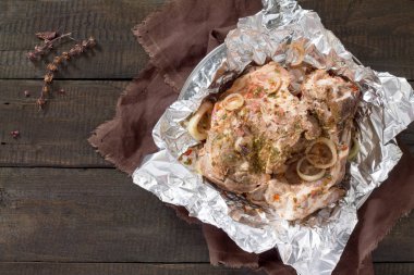 Sığır eti biftek domates sosu ve baharatlar kesme boa üzerinde Marine