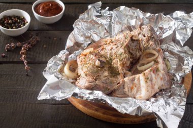 Sığır eti biftek domates sosu ve baharatlar kesme boa üzerinde Marine