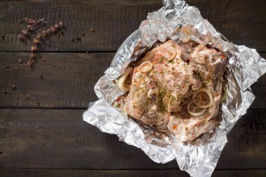 Sığır eti biftek domates sosu ve baharatlar kesme boa üzerinde Marine