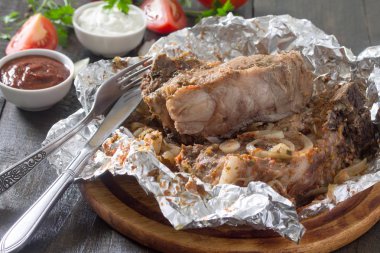 Folyo rustik koyu arka plan üzerinde pişmiş sığır eti biftek.