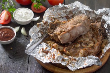 Folyo rustik koyu arka plan üzerinde pişmiş sığır eti biftek.