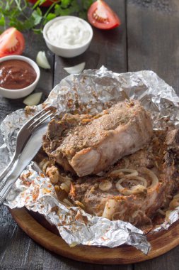 Izgara et sosu ve karanlık bir rustik backgrou sebze