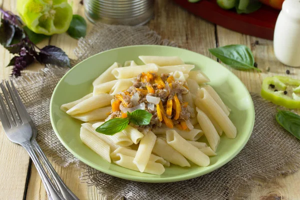 Pasta with minced meat in a frying pan on a table in a rustic st — Stock Photo, Image