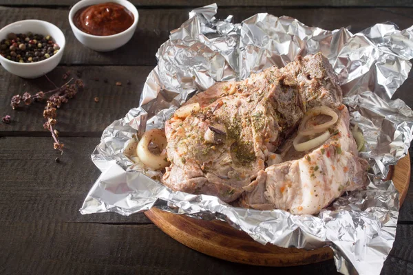 Sığır eti biftek domates sosu ve baharatlar kesme boa üzerinde Marine