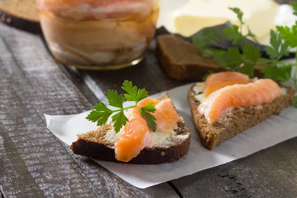Lachsfilet mit Butter auf Roggenbrot, Frühstückskonzert — Stockfoto