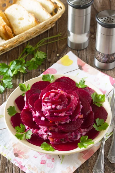 Salată festivă un aperitiv sub formă de trandafir (de la sfeclă roșie, e — Fotografie, imagine de stoc