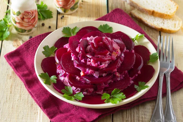 Salată festivă un aperitiv sub formă de trandafir (de la sfeclă roșie, e — Fotografie, imagine de stoc