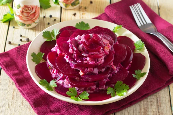 Pancar şenlikli bir şekilde dekore edilmiş salata, meze ro şeklinde