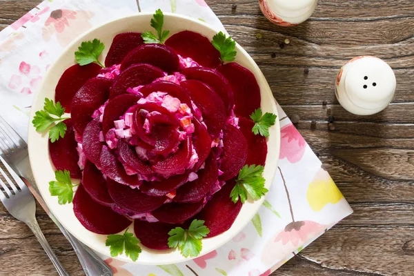 Ensalada festiva decorada de remolacha, un aperitivo en forma de ro — Foto de Stock