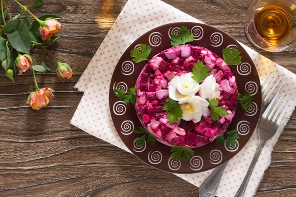 假期甜菜沙拉，装饰着鲜花从鸡蛋和帕尔斯 — 图库照片