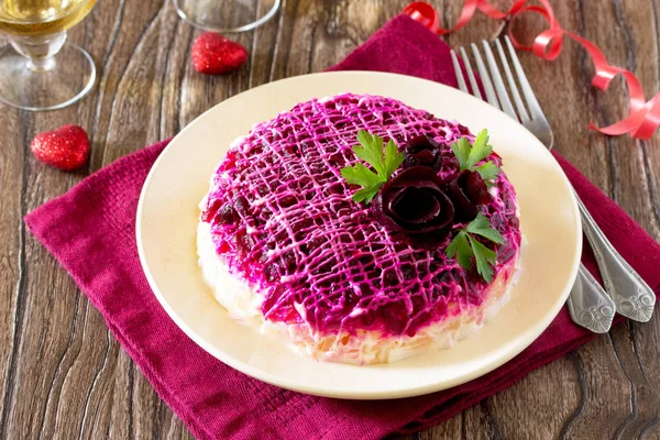 Bir kürk manto altında şenlikli salata ringa balığı (pancar, gelen yumurta, onu