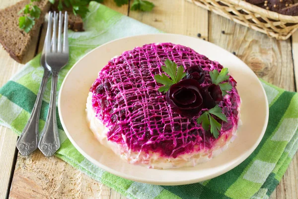 Bir kürk manto altında şenlikli salata ringa balığı (pancar, gelen yumurta, onu