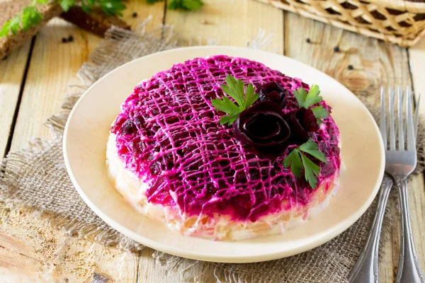 Сельдь под шубой на тарелке вид сверху. Салат сельдь по шубой. Шуба салат происхождение. Сельдь "сельдь под шубой". Шуба салат происхождение.