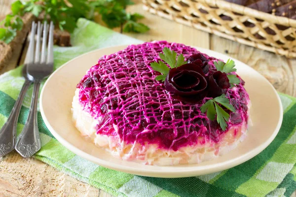 Bir kürk manto altında şenlikli salata ringa balığı (pancar, gelen yumurta, onu