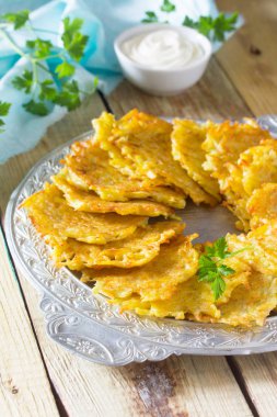 Geleneksel ev yapımı patates gözlemesi, ekşi krema sau ile hizmet