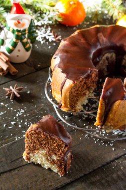 Geleneksel ev yapımı kek çikolata sosu ile. Noel hol