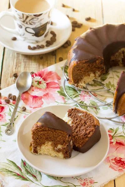 Традиционный домашний кекс с шоколадной глазурью. Праздничный дессе — стоковое фото