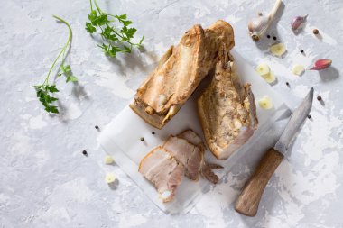 Çiğ et katmanı. Çiğ çiğ domuz domuz yağı bir gri taş zemin WIT Tarih