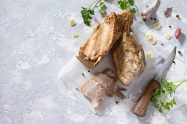 Çiğ et katmanı. Çiğ çiğ domuz domuz yağı bir gri taş zemin WIT Tarih