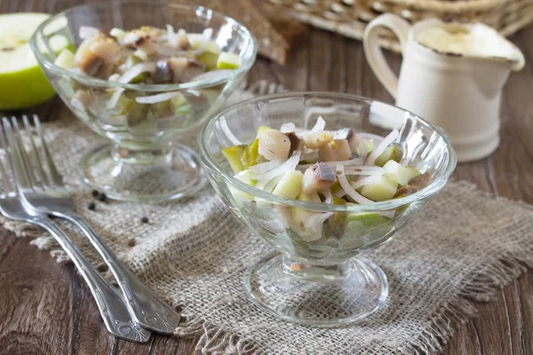 Festlicher Salat mit Essiggurken, Zwiebeln, Senf und Apfel. Vorspeise — Stockfoto