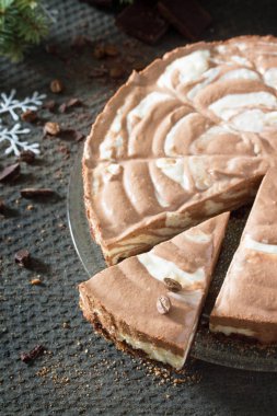 Çikolatalı dondurma pasta Zebra karanlık taş zemin üzerine. Christm