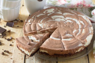 Çikolatalı pasta dondurma zebra ahşap arka plan üzerinde.