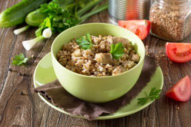 Buğday ile ahşap bir masa üzerinde taze sebze ve et güveç.