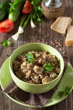 Buğday ile ahşap bir masa üzerinde taze sebze ve et güveç.